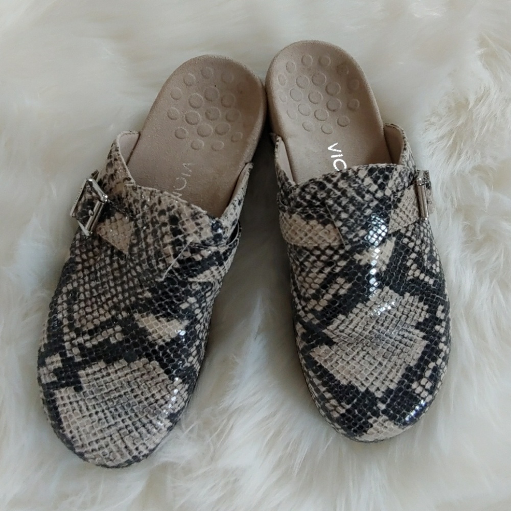 Vionic Calgary slip on faux snake skin size 7 Euc!